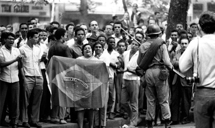  <strong> Manifestação contra o golpe</strong> na Cinelândia, centro do Rio de Janeiro, é reprimida pelo Exército em 1º abril de 1964 