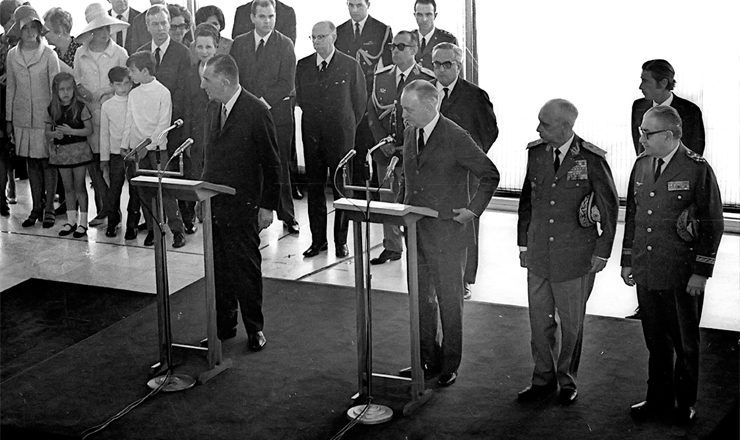  <strong> O general Emílio Garrastazu Médici </strong> (à esq.) é empossado na Presidência da República, em 30 de outubro de 1969