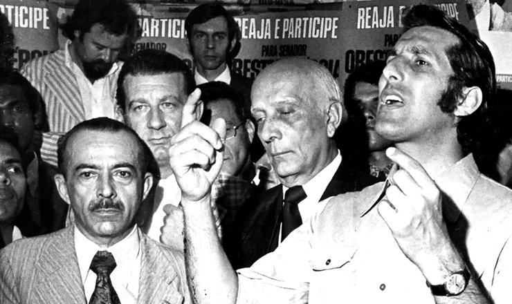  <strong> Orestes Quércia (dir.) </strong> em campanha para o Senado, em 1974, ao lado de Ulysses Guimarães e Freitas Nobre