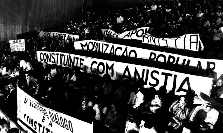  <strong> Concentração do MDB </strong> na Assembleia Legislativa clama por Constituinte e Anistia, em outubro de 1977 