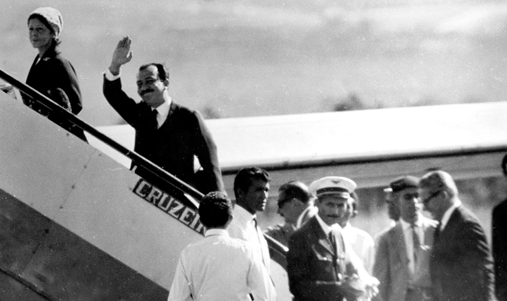  <strong> O deputado Almino Afonso</strong> deixa Brasília rumo ao Rio de Janeiro, de onde partiria para o exílio na Europa, em 1964 