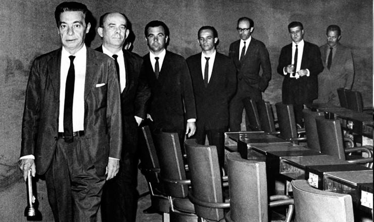  <strong> O senador Auro Moura Andrade, </strong> de lanterna na mão, e outros parlamentares deixam o Congresso posto em recesso pela ditadura, em 20 de outubro de 1966 