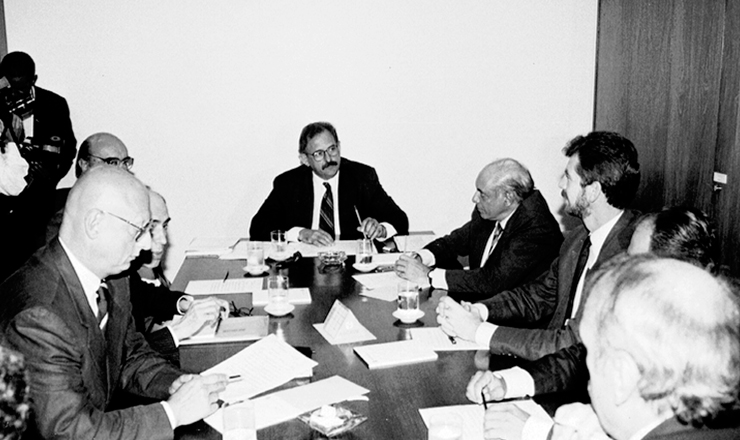  <strong> Deputado Nelson Jobim </strong> (centro), relator da revisão constitucional, durante reunião com as lideranças do Congresso   