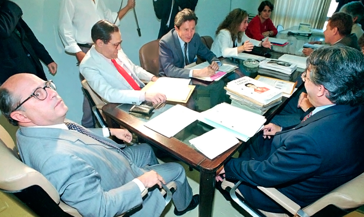  <strong> O advogado Miguel Reale Júnior</strong> (esq.), primeiro presidente da Comissão de Mortos e Desaparecidos, reúne-se com outros integrantes em Brasília