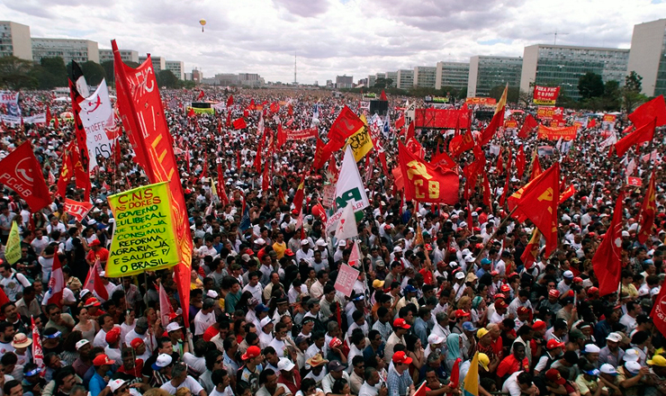  <strong> Trabalhadores em greve</strong> e representantes de centrais sindicais e partidos políticos em manifestação na Esplanada dos Ministérios, em Brasília   