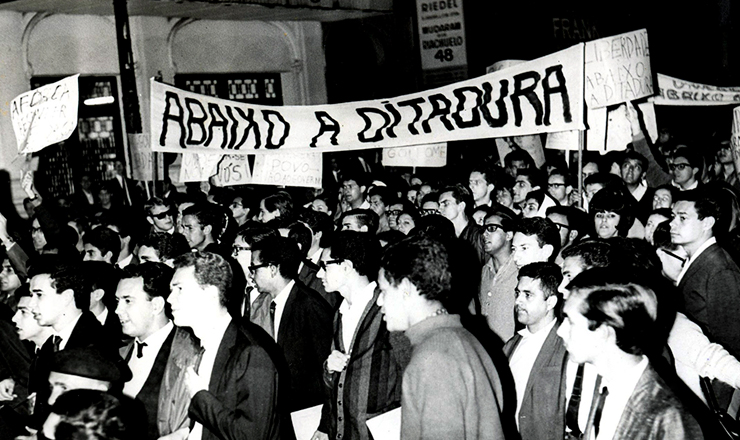  <strong> Passeata de estudantes </strong> no centro de São Paulo, em setembro de 1966 