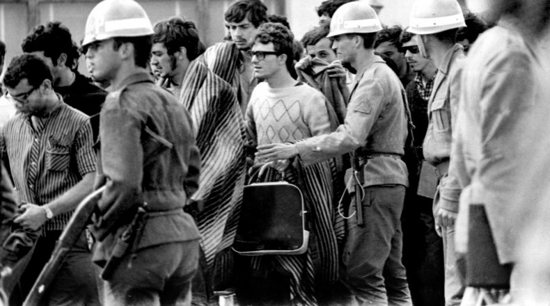  <strong> Prisão de estudantes</strong> durante o 30° Congresso da UNE, em Ibiúna (SP)   