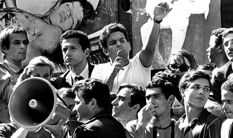  <strong> Vladimir Palmeira discursa </strong> em manifestação de estudantes no Rio de Janeiro, em 4 de julho de 1968 