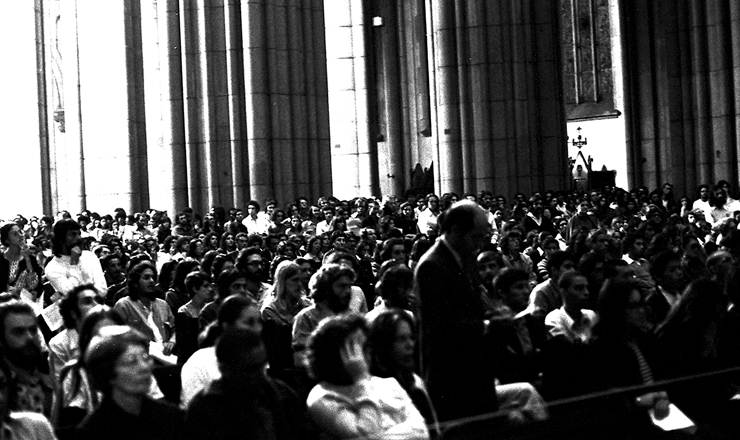  <strong> A Catedral da Sé lotada </strong> durante a missa em memória de Alexandre Vannucchi Leme, em 30 de março de 1973 