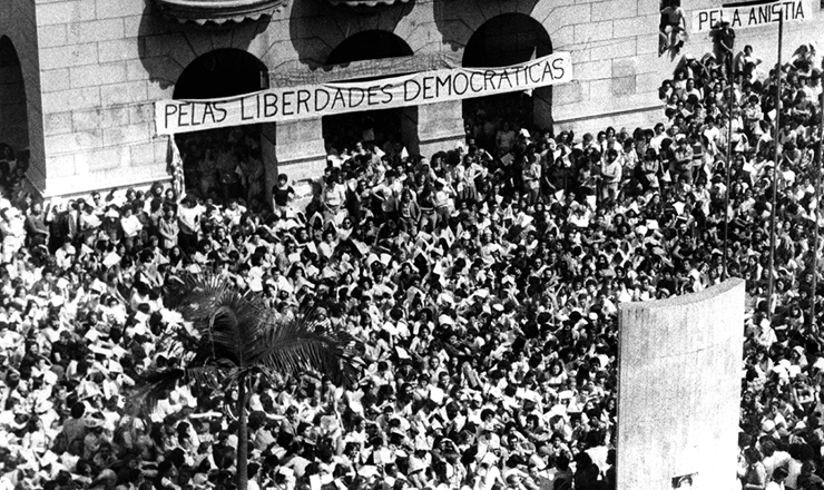  <strong> Manifestação no largo São Francisco, </strong> endereço da Faculdade de Direito da USP, por liberdades democráticas e anistia, em 5 de maio de 1977 
