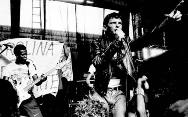   O vocalista Ariel e o baixista Clemente da banda Inocentes no festival “Começo do Fim do Mundo”, em 1983. 