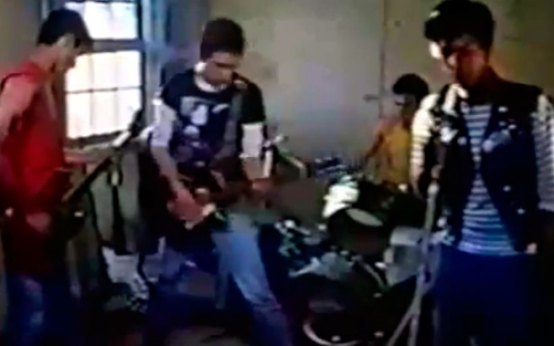  <strong> Um dos principais motivos da postura niilista na cultura Punk vem da desesperança dos que vivem nas periferias esquecidas</strong> .  Na canção “Desemprego”, a banda Fogo Cruzado escancara um problema grave nos anos 80 e 90, principalmente entre os jovens. 