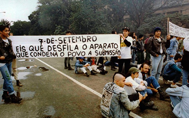       O punk defende o anarquismo como ideologia política e expande a denúncia da repressão nas favelas para toda a realidade nacional . Na foto, um protesto contra o desfile militar no 7 de setembro. 