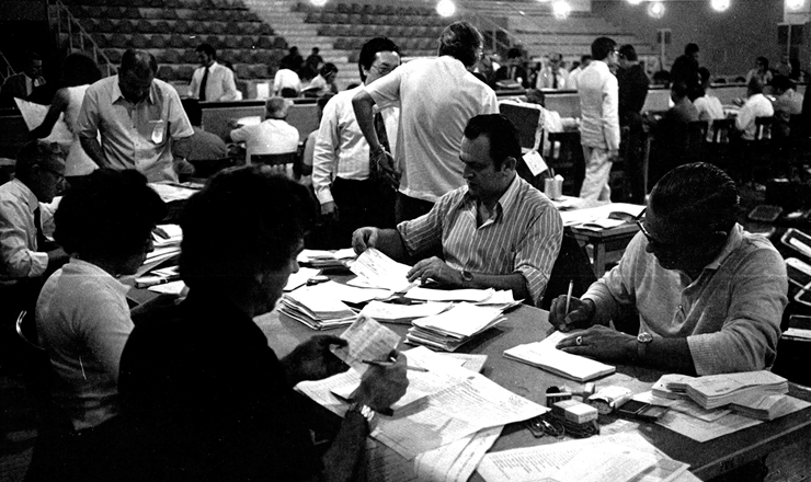  <strong> Junta eleitoral em São Paulo,</strong> em 17 de novembro de 1972; em tempos de apuração manual, a contagem dos votos levava vários dias