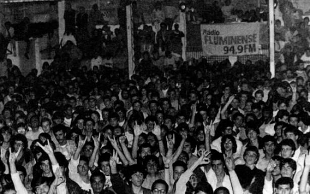  Os festivais promovidos pela Rádio Fluminense reuniam jovens em ambientes improvisados para assistir às bandas emergentes. Nesses eventos os artistas soltavam a voz diante de um público sedento por mudanças comportamentais e políticas.