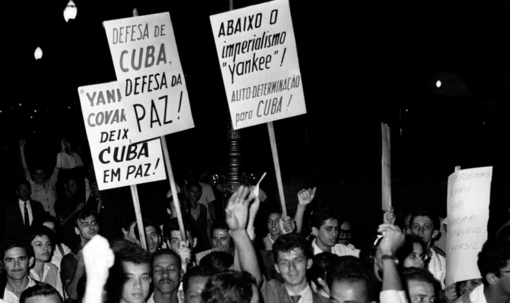  <strong> Protesto no Brasil contrário</strong> ao bloqueio norte-americano a Cuba, outubro de 1962