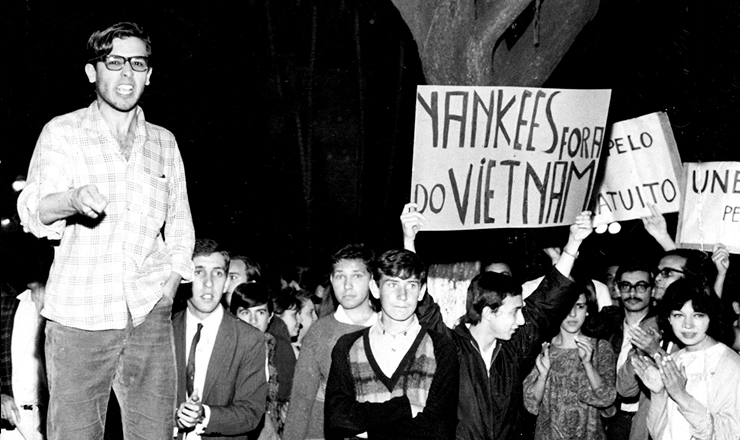  <strong> No encerramento do 29º Congresso da UNE,</strong> em 1967, estudantes fazem comício relâmpago na praça da Sé, em SP