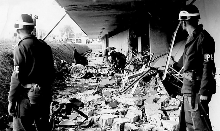  <strong> Explosão de carro-bomba </strong> no QG do 2º Exército, em São Paulo, que matou o soldado Mario Kozel Filho no dia 26 de junho de 1968 