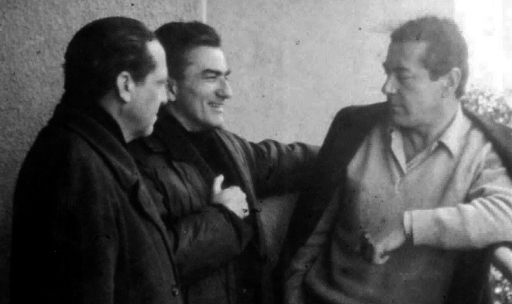  <strong> O ex-governador Leonel Brizola </strong> (à dir.) no exílio no Uruguai, em 1965, conversa com o coronel Dagoberto Rodrigues (à esq.) e o deputado Neiva Moreira