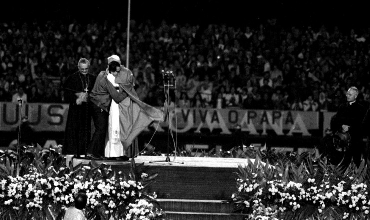  <strong> O papa João Paulo 2°</strong> abraça o metalúrgico Waldemar Rossi, ao lado de d. Paulo Evaristo Arns, durante cerimônia no estádio do Morumbi, em São Paulo