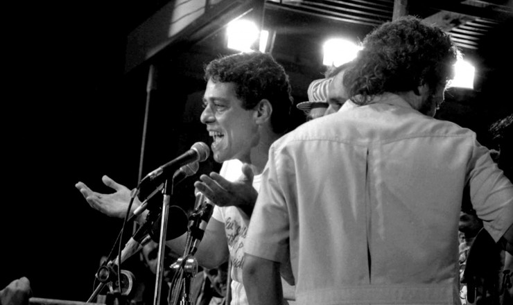  <strong> Chico Buarque na Candelária, </strong> no Rio, em comício que reuniu 1 milhão de pessoas no dia 10 de abril