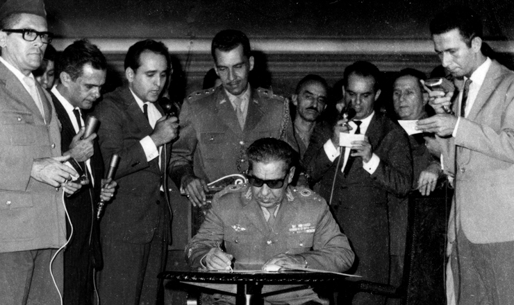  <strong> Costa e Silva assina o AI-1, </strong> o primeiro ato jurídico repressivo da ditadura, 9 de abril de 1964