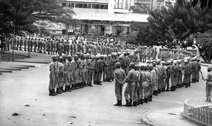  <strong> Polícia cerca a UFMG, </strong> onde se realizaria o 3° Encontro Nacional de Estudantes      