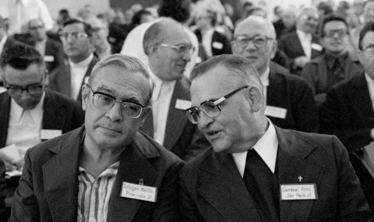   <strong> D. Paulo Evaristo Arns</strong> (ao centro), arcebispo de São Paulo, na reunião dos bispos em Itaici  