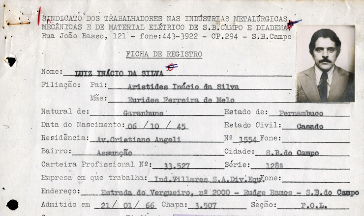  <strong> Ficha de registro sindical </strong> de Lula, de 1975