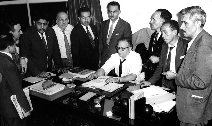  <strong> O presidente do CGT, Dante Pelacani, </strong> sentado, fez parte do comando da greve de 1962