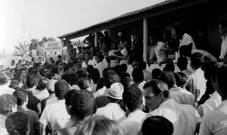  <strong>  Metalúrgicos de Contagem</strong>  (MG) durante a greve na Belgo-Mineira, em abril de 1968 