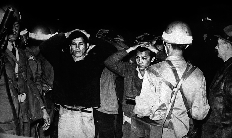  <strong> Metalúrgicos rendidos </strong> na operação de desocupação da Cobrasma em Osasco (SP), em julho de 1968