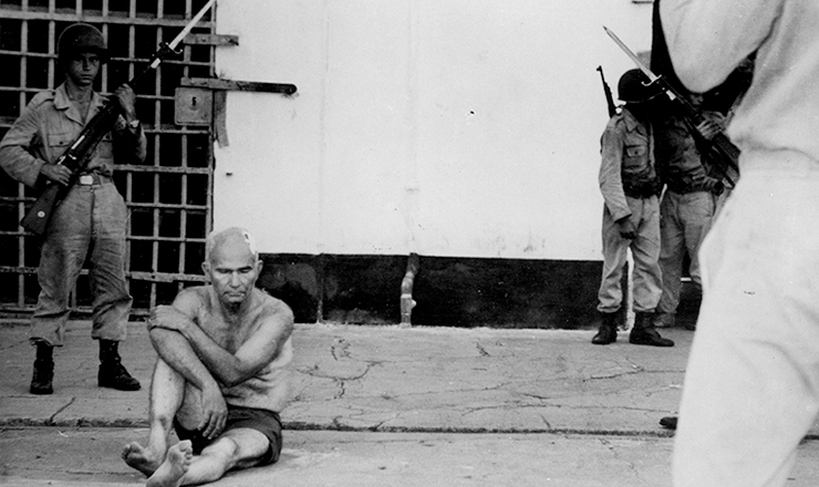  <strong> O ex-deputado Gregório Bezerra </strong> preso no quartel de Casa Forte, em Pernambuco, em 1964