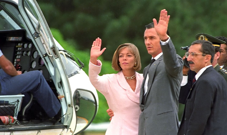  <strong> Fernando Collor e Rosane, </strong> então sua mulher, pouco antes de embarcar no helicóptero que os levaria do Palácio do Planalto após o afastamento do presidente por 180 dias, exigência constitucional para o processo de impeachment   