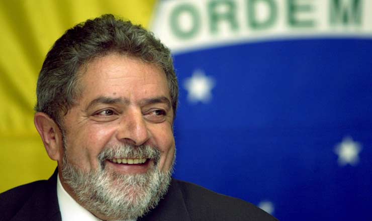  <strong> Lula, recém-eleito, </strong> recebeu no segundo turno a maior votação já obtida por um candidato em eleições da era democrática no país