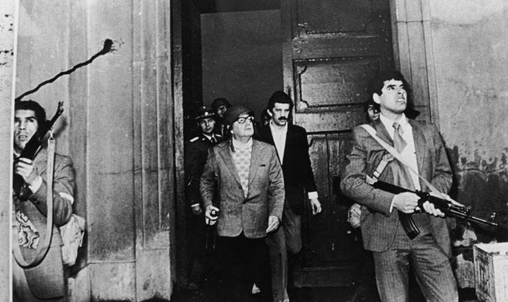  <strong> O presidente Salvador Allende </strong> (ao centro) observa os aviões Hawker Hunter que bombardeam o Palácio de La Moneda