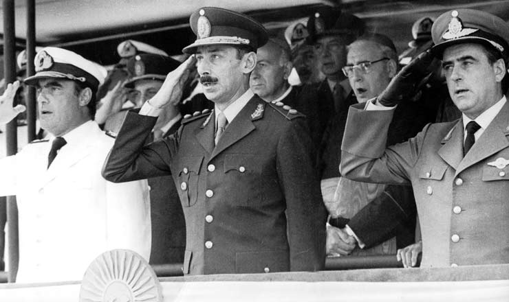  <strong> Membros da Junta Militar </strong> que assumiu o poder com o golpe de março de 1976: almirante Emilio Massera, general Jorge Rafael Videla e brigadeiro Orlando Agosti (da esq. para a dir.)