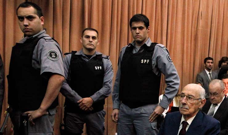  <strong> Líder do golpe militar, </strong> o general Videla durante seu julgamento por crimes de sequestro e assassinato político; ele foi condenado à prisão perpétua em 2012 e morreu na cadeia no ano seguinte