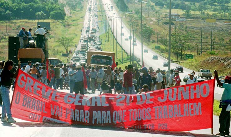  <strong> Manifestantes sem terras </strong> interditam a rodovia DF-03 na entrada de Brasí­lia no dia da greve geral, provocando congestionamento