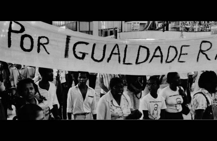  <strong> Manifestantes marcham</strong> por igualdade racial em frente ao viaduto do Chá, no centro de São Paulo