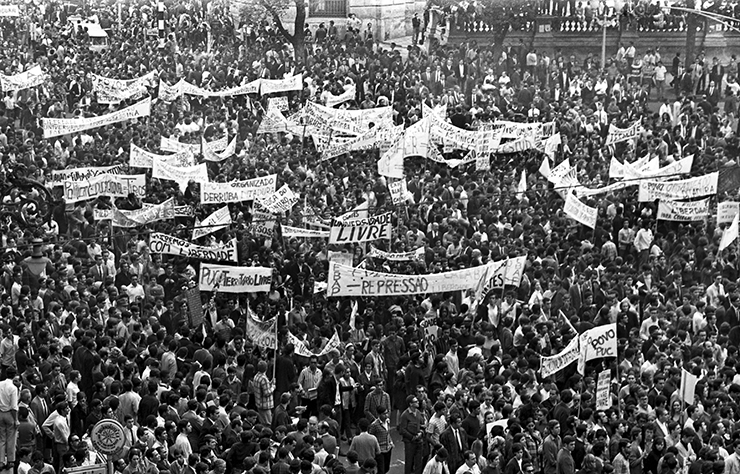  <strong> Concentração dos manifestantes</strong> na Cinelândia mostra a dimensão do que foi a maior passeata desde o golpe militar de 1º de abril de 1964      