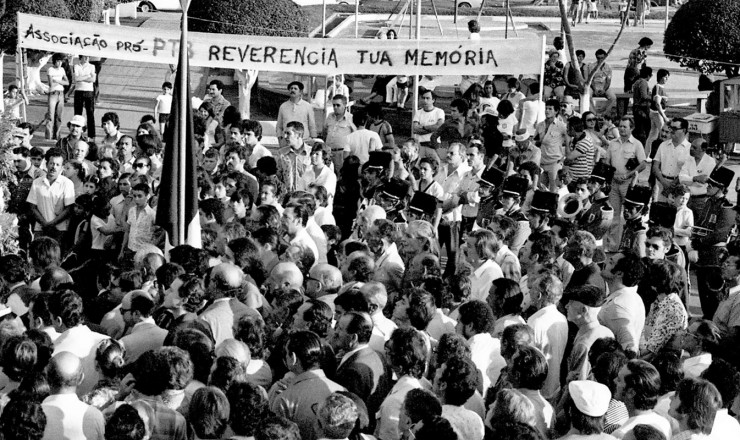  <strong> Multidão acompanha </strong> o funeral do ex-presidente em sua cidade natal   