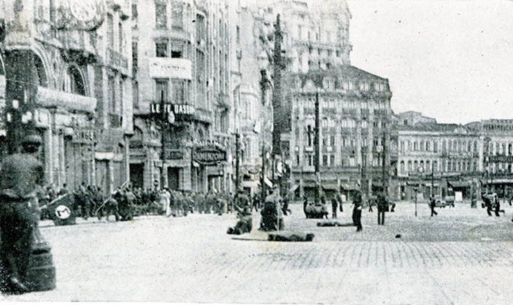  <strong> Na praça da Sé</strong> , pessoas se protegem do tiroteio 