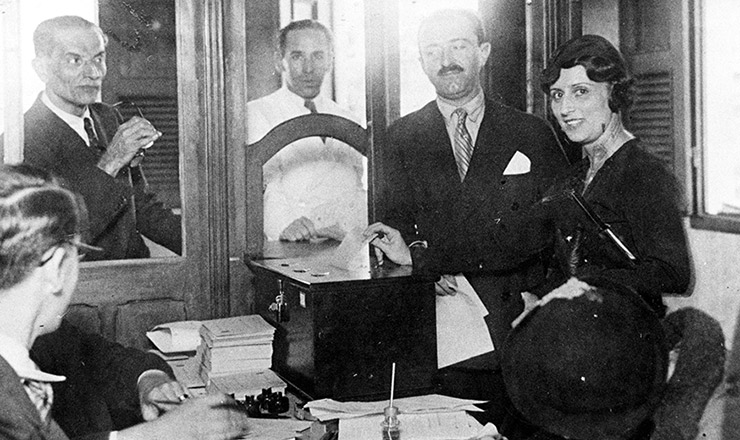  <strong> A professora Celina Guimarães Viana, a primeira eleitora do Brasil, vota em 1928 </strong> no RN, primeiro estado a modificar sua legislação para permitir o voto feminino
