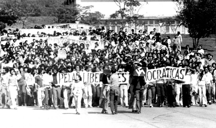   <strong> Passeata deixa o campus</strong> da USP em direção ao largo de Pinheiros   