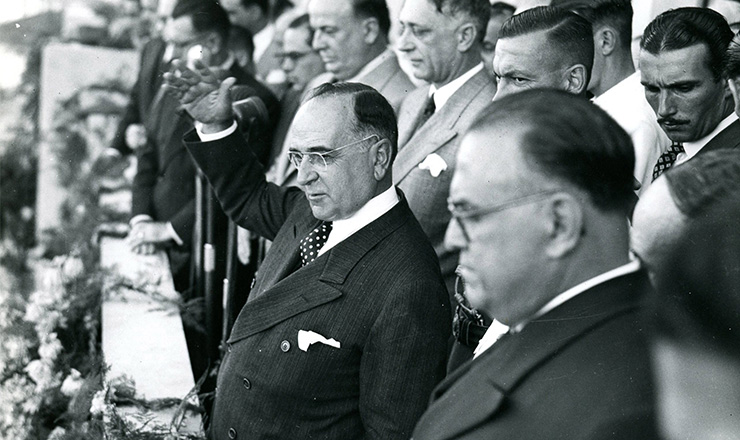  <strong> Da sede do Ministério do Trabalho, Getúlio anuncia </strong> a CLT, em 1º de maio de 1943   