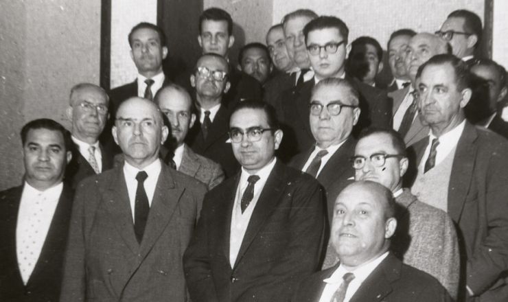  <strong> Florestan Fernandes </strong> (ao centro na 1ª fila) reunido com maçons durante a campanha da escola pública