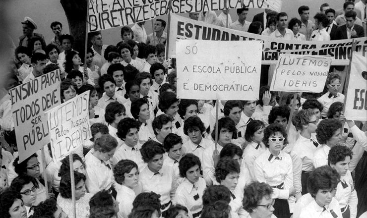  <strong> Em defesa do ensino público e gratuito, normalistas </strong> (alunas do curso pedagógico, antigo 'normal') se manifestam </strong>    